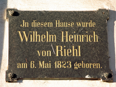 Gedenktafel an der Fassade des Verwalterhauses des Biebricher Schlosses (Dezember 2007)