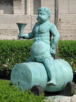 Die Bacchusskulptur im Ehrenhof der Sektkellerei Henkell (Mai 2008)